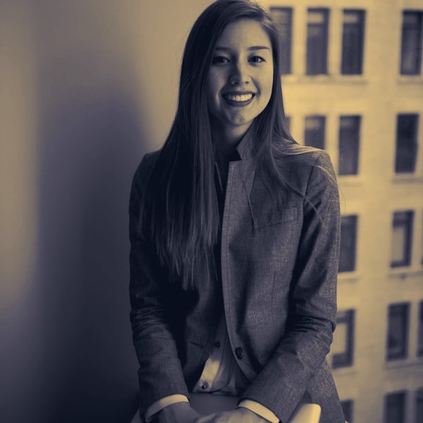 Asesora financiera profesional sonriendo en oficina